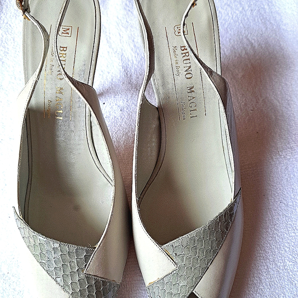 Barely worn vintage women’s shoes.2” heel